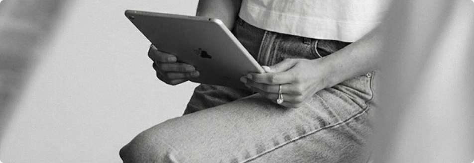 Persona revisando un proyecto en una tablet.